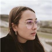 Maestra de Educación Primaria con mención en Inglés y Educación Especial.